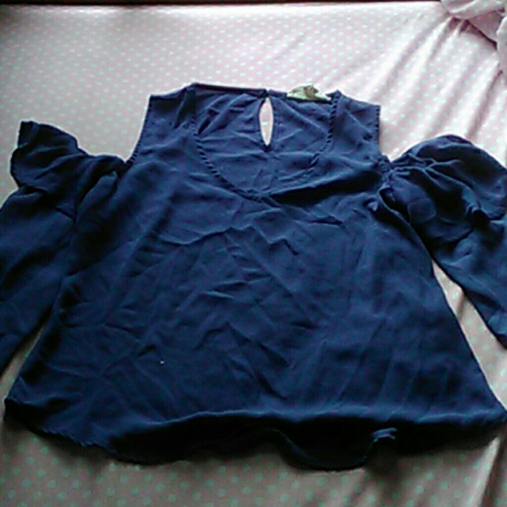 Blue no shoulder blouse long sleeve tee